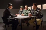 Gemeinsam mit Polizeirat Girwidz (Michael Brandner, 2.v.r.) verh&ouml;ren Hubert (Christian Tramitz, r.) und Staller (Helmfried von L&uuml;ttichau, 3.v.r.) den Salker Dirk Wedel (Stefan Mascheck, l.).
