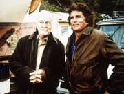 Frank (Lew Ayres, l.) erz&auml;hlt Jonathan (Michael Landon, r.) von den guten alten Zeiten.