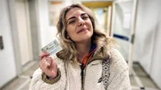 Nachtleben, kulturelle Vielfalt, Toleranz und Freiheit: Berlin ist seit Jahren ein Magnet – gerade für junge Menschen. Die fünfteilige Doku-Serie begleitet sechs von ihnen beim Schritt in die Hauptstadt. Sie sind neu in Berlin - und träumen vom Durchbruch als Comedienne oder Fashion-Fotograf - oder davon als queeres Paar nicht mehr verfolgt zu werden. Doch die raue Großstadt, der Berliner Winter und die Veränderungen in ihrem Leben stellen die Neu-Berlinerinnen und Berliner vor große Herausforderungen. Werden Sie in Berlin Anschluss finden, neue Leute kennenlernen, ihren Traum leben? Eine Doku-Serie über Berlin und seine Ecken und Kanten. - Stand-Up-Comedienne Larissa Magnus ist endlich Berlinerin. Nachtleben, kulturelle Vielfalt, Toleranz und Freiheit: Berlin ist seit Jahren ein Magnet – gerade für junge Menschen. Die fünfteilige Doku-Serie begleitet sechs von ihnen beim Schritt in die Hauptstadt. Sie sind neu in Berlin - und träumen vom Durchbruch als Comedienne oder Fashion-Fotograf - oder davon als queeres Paar nicht mehr verfolgt zu werden. Doch die raue Großstadt, der Berliner Winter und die Veränderungen in ihrem Leben stellen die Neu-Berlinerinnen und Berliner vor große Herausforderungen. Werden Sie in Berlin Anschluss finden, neue Leute kennenlernen, ihren Traum leben? Eine Doku-Serie über Berlin und seine Ecken und Kanten. - Stand-Up-Comedienne Larissa Magnus ist endlich Berlinerin.