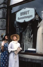 Von links: Sara Kampensi (Gisela Freudenberg) und Traudl Soleder (Christine Neubauer).