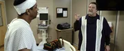 Im Krankenhaus erh&auml;lt der verletzte Whip (Denzel Washington, li.) von seinem Freund und Drogendealer Harling Mays (John Goodman) Besuch.