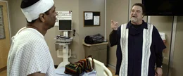 Im Krankenhaus erh&auml;lt der verletzte Whip (Denzel Washington, li.) von seinem Freund und Drogendealer Harling Mays (John Goodman) Besuch.