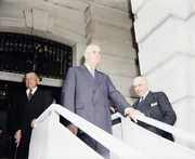 US-Pr&auml;sident Franklin Roosevelt verl&auml;sst das Kapitol nach seiner Ansprache vor dem vereinigten Kongress, Washington, D.C., USA, Harris & Ewing.