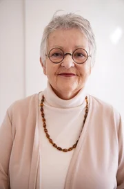 Maria zieht aus famili&auml;ren Gr&uuml;nden zur&uuml;ck nach Frankfurt in eine stilvolle Seniorenresidenz.