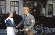 Adolf Grandauer (Alexander Duda) unterh&auml;lt sich mit Luise Kreitmeier (Sandra White).
