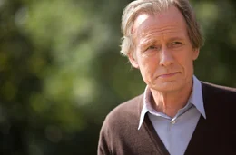 Tims Vater (Bill Nighy) vergisst, seinem Sohn einen wichtigen Aspekt der Zeitreise zu erz&auml;hlen und darum ver&auml;ndert Tim pl&ouml;tzlich die ganze Existenz eines Menschen ...