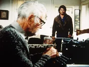 Jonathan (Michael Landon, r.) blickt etwas verwundert auf Frank (Lew Ayres, l.), den ehemals erfolgreichen Schriftsteller, der wieder zu schreiben beginnt.