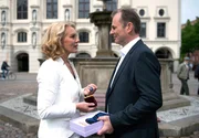 Tine (Maike Bollow, l.) verabredet mit Malte (Marcus Bluhme, r.), eine sentimentale Abschiedsszene zu vermeiden.
