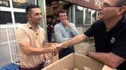 Trödelexperte Mauro (li.) und Harald (Mitte) freuen sich über einen guten Deal mit einem Käufer Trödelexperte Mauro (li.) und Harald (Mitte) freuen sich über einen guten Deal mit einem Käufer
