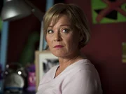 Frau Zech (Cornelia Kaupert) macht sich Sorgen um ihre Enkelin Sophie.