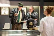 Hubert (Christian Tramitz, M.) und Staller (Helmfried von L&uuml;ttichau, l.) rekonstruieren zusammen mit Dr. Anja Licht (Karin Thaler, r.) die Vorg&auml;nge im Autohaus.