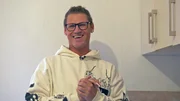 Andy hofft nach Probearbeiten auf einen Job im Drogeriemarkt.