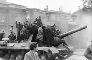 Nach Stalins Tod am 5. M&auml;rz 1953 w&auml;chst in den Ostblockstaaten die Hoffnung auf das Ende der kommunistischen Diktatur. Doch die anschwellenden Proteste werden brutal niedergeschlagen.