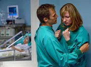 Nils (Pascal Andres, links liegend) ist aus dem Koma erwacht und hat zun&auml;chst tats&auml;chlich motorische Ausf&auml;lle. Als Franziska J&uuml;rgens (Antje Widdra, vorn rechts) David Wagner (Thorsten Feller) sagt, dass diese eine Nacht eine einmalige Sache war, f&auml;ngt David endlich an, um seine Liebe zu k&auml;mpfen.