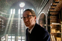 Peter Lohmeyer spielt Hamburgs Oberbaudirektor Otto Sill.