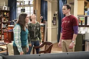 "The Big Bang Theory", "Die Whirlpool-Kontamination." Schon nach einer kurzen Phase des Zusammenlebens h&auml;ngt zwischen Sheldon und Amy der Haussegen schief. In seiner Regulierungswut hat Sheldon einen Badeplan aufgestellt, an den sich Amy nicht h&auml;lt. Entt&auml;uscht erw&auml;gt er die Trennung. Bernadette und Howard hatten eigentlich einen Ausflug nach Palm Springs geplant. Als dieser kurzfristig ins Wasser f&auml;llt, m&uuml;ssen die beiden verdutzt feststellen, dass jemand ihre vermeintliche Abwesenheit auszun&uuml;tzen versucht. Ihr Whirlpool vorm Haus ist pl&ouml;tzlich gut besucht. Im Bild (v.li.): Mayim Bialik (Amy Farrah Fowler), Kaley Cuoco (Penny), Jim Parsons (Sheldon Cooper).