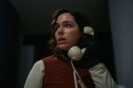 Sandra Wolf (Verena Altenberger) nimmt einen Anruf entgegen, als pl&ouml;tzlich drau&szlig;en ein Schuss f&auml;llt.