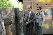 Dr. F&auml;hrmann (Michael Lesch, l.) und Tier&auml;rztin Dr. Mertens (Elisabeth Lanz, r.) haben spontan eine Demonstration zur Rettung der Waldv&ouml;gel im Elbsandsteingebirge organisiert. Verwundert stellen sie fest, dass sie durchaus konstruktiv zusammen arbeiten k&ouml;nnen und dass diese Zusammenarbeit auch noch Spa&szlig; macht.