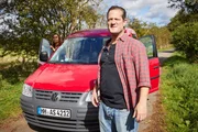 Auf dem Weg in ihr romantisches Wochenende werden Christian (Aurel Manthei) und Sandra (Katharina Wackernagel) durch eine Demonstration von Aktivisten gegen Massentierhaltung gestoppt.