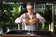 Wasser ist eine kostbare Ressource. In Städten fließt es wegen versiegelter Flächen jedoch zu schnell ab und kann nicht versickern. In Hitzezeiten fehlt es dann und bei Starkregen wird es zur Gefahr. Der Wald macht vor, wie es besser geht – und lässt Stadtplaner umdenken. Wasser ist eine kostbare Ressource. In Städten fließt es wegen versiegelter Flächen jedoch zu schnell ab und kann nicht versickern. In Hitzezeiten fehlt es dann und bei Starkregen wird es zur Gefahr. Der Wald macht vor, wie es besser geht – und lässt Stadtplaner umdenken.