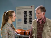 Andrea (Anne Kanis) ist sauer auf ihren Vater Fritz H&ouml;fler (Hermann Beyer), dass er ihr nichts von den Pl&auml;nen ihrer Schwester erz&auml;hlt hat - f&uuml;r Andrea ist das ein Vertrauensbruch.