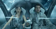 Julia (Olga Kurylenko) und Jack (Tom Cruise) fliehen vor den Pl&uuml;nderern.