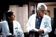 Jesse (Charlie Schlatter, l.) sucht Rat bei Mark (Dick Van Dyke, r.), da er glaubt, nicht genug f&uuml;r einen Patienten, der an einem Herzinfarkt gestorben ist, getan zu haben.