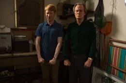 An seinem 21. Geburtstag erf&auml;hrt Tim (Domhnall Gleeson, l.) von seinem Dad (Bill Nighy, r.), dass er in der Zeit zur&uuml;ckreisen kann. Wof&uuml;r wird er sein Talent nutzen?