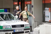 Staller (Helmfried von L&uuml;ttichau, l.) stellt mit Sonja (Annett Fleischer, r.) eine Geiselnahme nach.