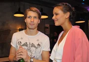 Dominik (Raul Richter) versucht sein Trauma zu ignorieren und bem&uuml;ht sich bei Jasmin (Janina Uhse) um Normalit&auml;t.