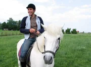 Willi Weitzel erfährt alles über die Arbeit auf einem Gestüt und bekommt eine Reitstunde auf einem Pony. Willi Weitzel erfährt alles über die Arbeit auf einem Gestüt und bekommt eine Reitstunde auf einem Pony.