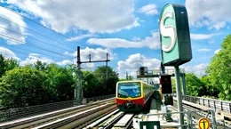 Ein Klassiker auf Schienen: Vor 100 Jahren, am 08. August 1924, fuhr die erste elektrifizierte S-Bahn durch Berlin. Seitdem sind die rot-gelben Wagen nicht mehr wegzudenken. Der Film erz&auml;hlt von den H&ouml;he- und Tiefpunkten aus der bewegten S-Bahngeschichte, blickt hinter die Kulissen des Fahrbetriebs zwischen Werkstatt und Leitzentrale und erz&auml;hlt von den Menschen, die den Betrieb am Laufen halten. - S-Bahn im Tiergarten.
