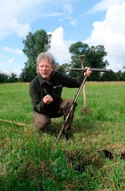 Mit einer Bodenprobe misst Biosph&auml;renreservatschef Fred Braumann, wie dick der Torf unter der Wiesenoberfl&auml;che noch ist: Ein Indikator f&uuml;r die Gesundheit des Niedermoors im Dr&ouml;mling.