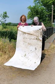 Ein Landschaftsbild, das der Dr&ouml;mling quasi selbst gezeichnet hat: Die K&uuml;nstlerin Angelika Flaig (rechts) mit ihrer Nachbarin Conny Simon.