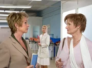Waltraud Mansfeld (Gertie Honeck, rechts) erz&auml;hlt Barbara Grigoleit (Uta Schorn, links), dass sie vor anderthalb Jahren ein Verh&auml;ltnis mit Gerald Fresemann hatte und er sich als Heiratsschwindler entpuppt hat. Oberschwester Ingrid (Jutta Kammann) beobachtet die beiden besorgt.