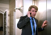 Mick (Tobias Rosen) wird gefordert, als Merle und der unerkannte Hoteltester im Fahrstuhl stecken bleiben.