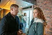 Matthias Fink (Martin Gruber,) erz&auml;hlt Ella (Ines Quermann) von ihrem neuen Familienheim, doch Ella scheint abgelenkt zu sein.