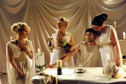 ARD STURM DER LIEBE FOLGE 1349, am Mittwoch (10.08.11) um 15:10 Uhr im ERSTEN. Rosalie (Natalie Alison, l.) hat einen Traum, in dem Jacob (Andreas Thiele, 2.v.r.) sie zugunsten von Lena (Johanna B&ouml;nninghaus, 2.v.l.) und Sibylle (Julia Mitrici, r.) abweist.