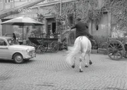 Wohin gehen die R&ouml;merinnen und R&ouml;mer am Abend, wenn so gut wie keine Touristen mehr in der Stadt sind, weil es Winter geworden ist? Sie gehen zum Beispiel ins "Vecchia America": Dort ist die Dekoration so, "wie ein Sohn der appeninischen Halbinsel das alte Amerika aus dem Kino gelernt hat.&ldquo; Filmautor peter Kottmann besucht aber auch einen Flohmarkt, geht in den Zirkus und trifft Caterina Valente, die beim italienischen Fernsehen gerade mehrere Shows produziert.