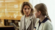 (v.li.): Caroline Frank (Inge Schindler), Annika Wonner (Rita Schindler).