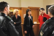 ARD STURM DER LIEBE FOLGE 1337, am Montag um 15:10 Uhr im ERSTEN. Robert (Lorenzo Patan&eacute;, r.) schafft es vor den Augen seiner Mutter Charlotte (Mona Seefried, l.) und der Polizei (Komparsen), einer weiteren Gemeinheit von Barbara (Nicola Tiggeler, M.) zu entkommen.