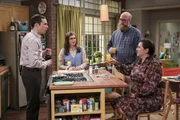 "The Big Bang Theory", "Kick it like Baby." Als das Baby in Bernadettes Bauch erste deutliche Lebenszeichen von sich gibt, verf&auml;llt Howard in Panik. Schlagartig wird ihm klar, dass sein Kind bald auf die Welt kommen wird und die Wohnung immer noch nicht babysicher ist. Ohne sich mit Bernadette abzusprechen, geht er mit Raj auf Einkaufstour. Eine kleine Comic-Convention l&auml;dt Penny zu einer Autogrammstunde ein. Um sich als Gastgeber zu versuchen, veranstalten Amy und Sheldon derweil einen Probe-Brunch mit ein paar obskuren Bekannten. Im Bild (v.li.): Jim Parsons (Sheldon Cooper), Mayim Bialik (Amy Farrah Fowler), Brian Posehn (Bert), Michelle Arthur (Mrs. Petrescu).