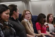 Meredith (Ellen Pompeo, M.) und Nathan (Martin Henderson, 2.v.l.) sind auf dem Weg zur gleichen Konferenz. Als sie im Flugzeug nebeneinandersitzen, m&uuml;ssen sie sich mit ihren Gef&uuml;hlen f&uuml;reinander auseinandersetzen ...