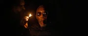 Malcolm Beech (Morgan Freeman) ist Anf&uuml;hrer einer Gruppierung von Menschen, die auf der vermeintlich unbewohnbaren Erde zur&uuml;ckgeblieben sind.
