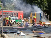 Die Not&auml;rzte versorgen die Verletzten an der Unfallstelle.