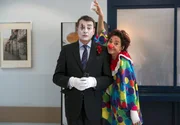 Merle (Anja Franke, r.) n&ouml;tigt Gunter (Hermann Toelcke, l.) zu einem gemeinsamen Clown-Auftritt im Krankenhaus.