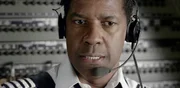 Pilot Whip Whitaker (Denzel Washington) beh&auml;lt trotz eines unkontrollierten Sturzflugs seines Flugzeugs die Nerven.