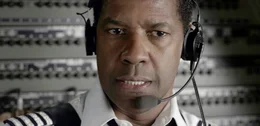 Pilot Whip Whitaker (Denzel Washington) beh&auml;lt trotz eines unkontrollierten Sturzflugs seines Flugzeugs die Nerven.