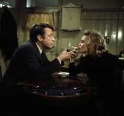 Grabert (G&uuml;nther Schramm) hat Frau Kusat (Ida Krottendorf) in ein Lokal eingeladen. Er versucht, durch menschlichen Kontakt etwas &uuml;ber die Familie Boszilke zu erfahren.