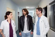 Dr. Leonie Mertens (Linda Marlen Runge) und Dr. Sebastian Sander (Oliver Franck, r.) erkl&auml;ren Fabian (Frederik G&ouml;tz, M.) die Auswirkungen der Verletzungen.